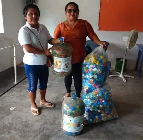 Personas altruistas realizan la recolección de tapitas, para apoyar la terapia de personas con alguna discapacidad