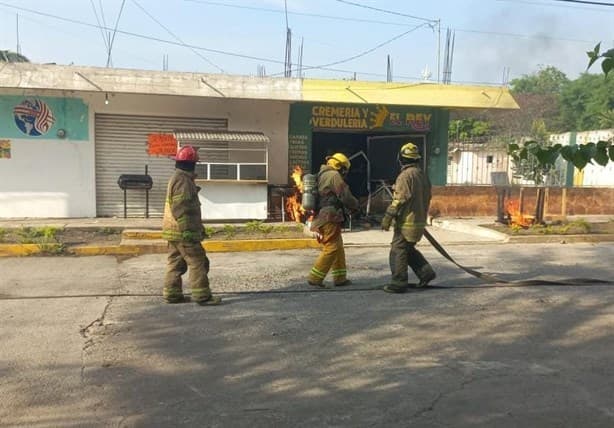 Se incendia negocio en Cardel por flamazo en tanque de gas