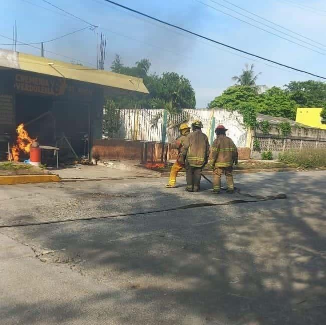 Se incendia negocio en Cardel por flamazo en tanque de gas