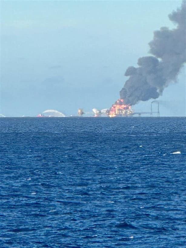 Explosión en plataforma de Pemex dejó heridos y desaparecidos, confirma AMLO