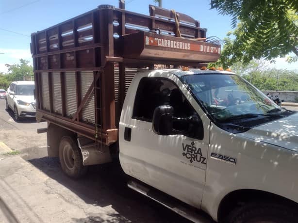 Camioneta impacta a vehículo del municipio en la colonia Pocitos y Rivera