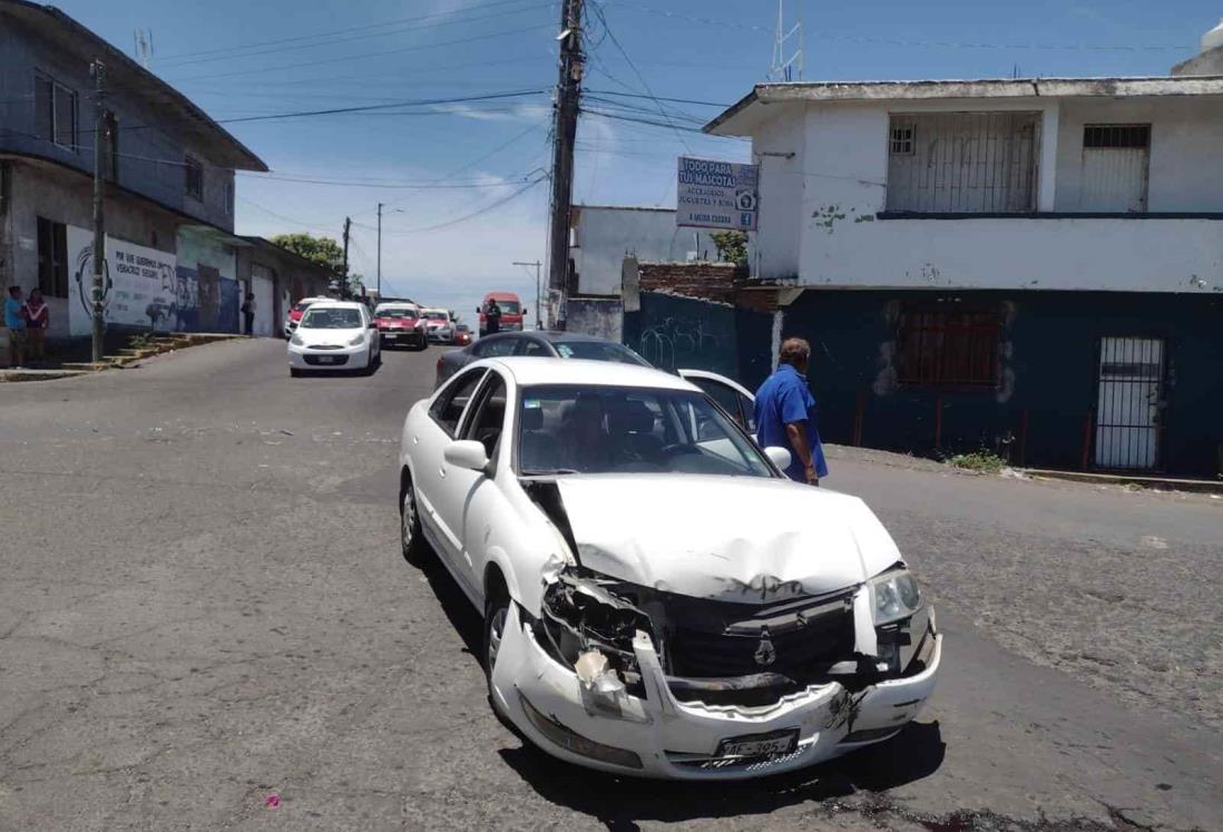 Camioneta impacta a vehículo del municipio en la colonia Pocitos y Rivera