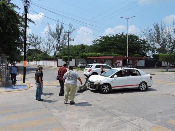 Familia sufre aparatoso accidente en el centro de Tierra Blanca