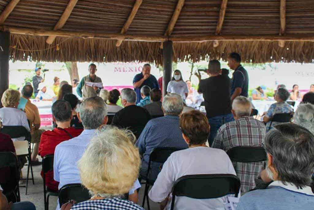 Bienestar entrega 200 tarjetas a adultos mayores en Boca del Río