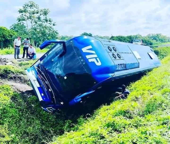 Vuelca otro autobús Kolors en carretera del sur de Veracruz