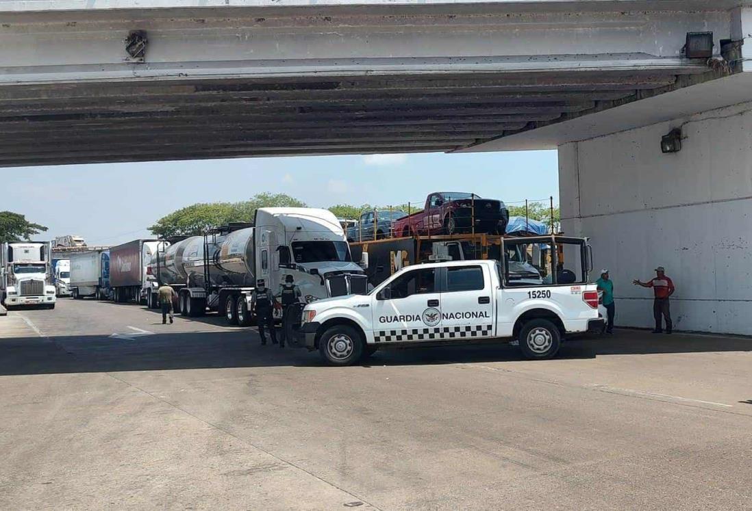 Muere motociclista al caer de puente en autopista de Cosamaloapan