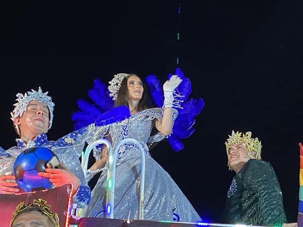 Locales y turistas viven fantasía marina en el paseo del Carnaval