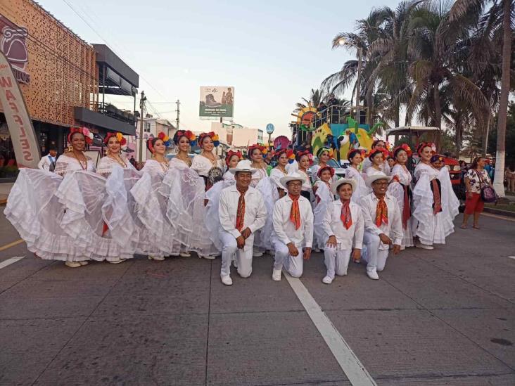 Locales y turistas viven fantasía marina en el paseo del Carnaval