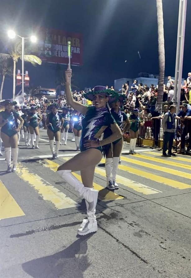 Locales y turistas viven fantasía marina en el paseo del Carnaval