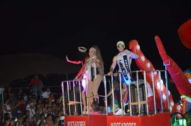 Locales y turistas viven fantasía marina en el paseo del Carnaval