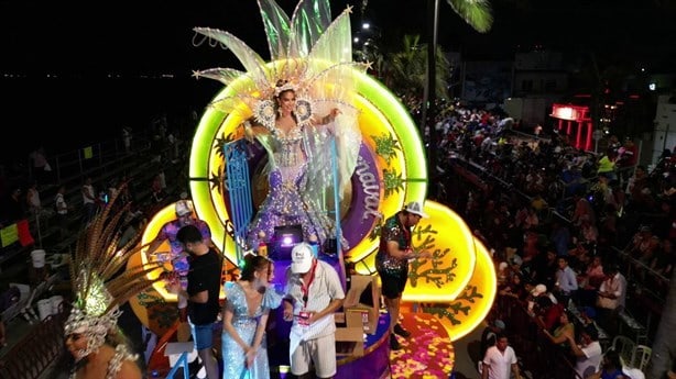 Locales y turistas viven fantasía marina en el paseo del Carnaval