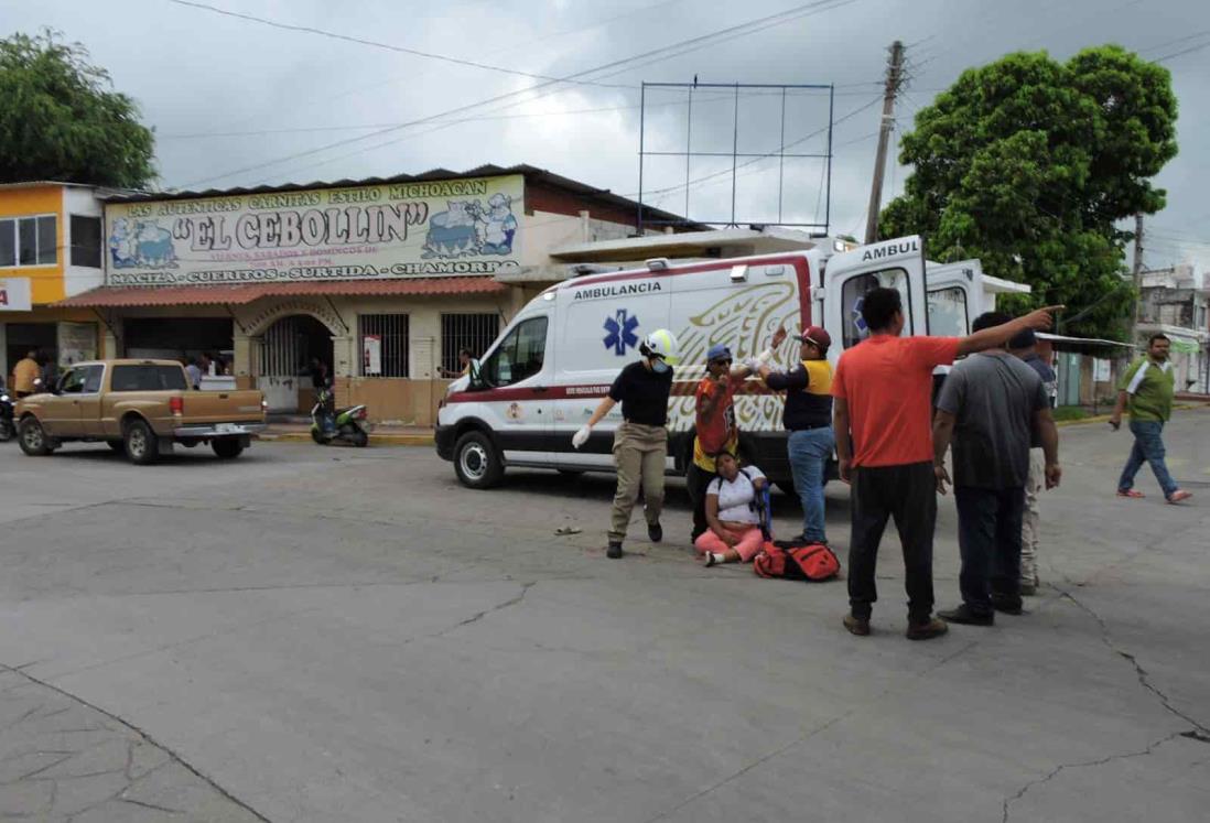 Automóvil atropella a pareja en su bicicleta en Tierra Blanca