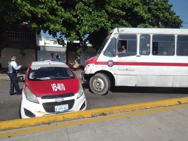 Camión urbano choca con taxi en calles de Boca del Río