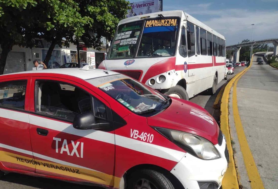 Camión urbano choca con taxi en calles de Boca del Río