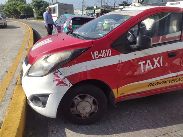 Camión urbano choca con taxi en calles de Boca del Río