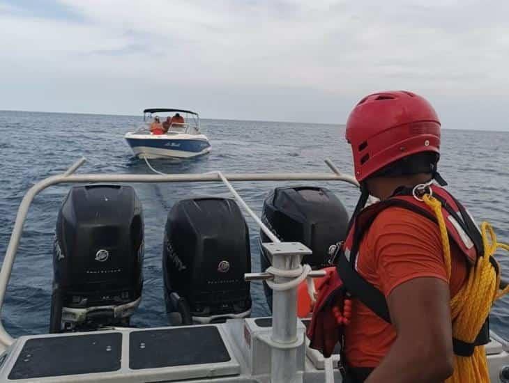 Rescatan a 7 personas varadas en un yate en costas de Alvarado, Veracruz