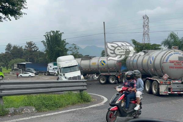 ¡Pudo ser fatal! Tráiler con etanol casi se despista en Rafael Delgado