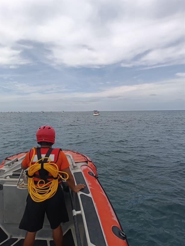 Rescatan a 7 personas varadas en un yate en costas de Alvarado, Veracruz