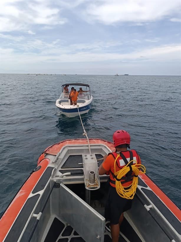 Rescatan a 7 personas varadas en un yate en costas de Alvarado, Veracruz