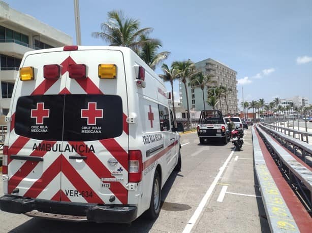 Rescatan a hombre en estado de ebriedad en playa de Veracruz