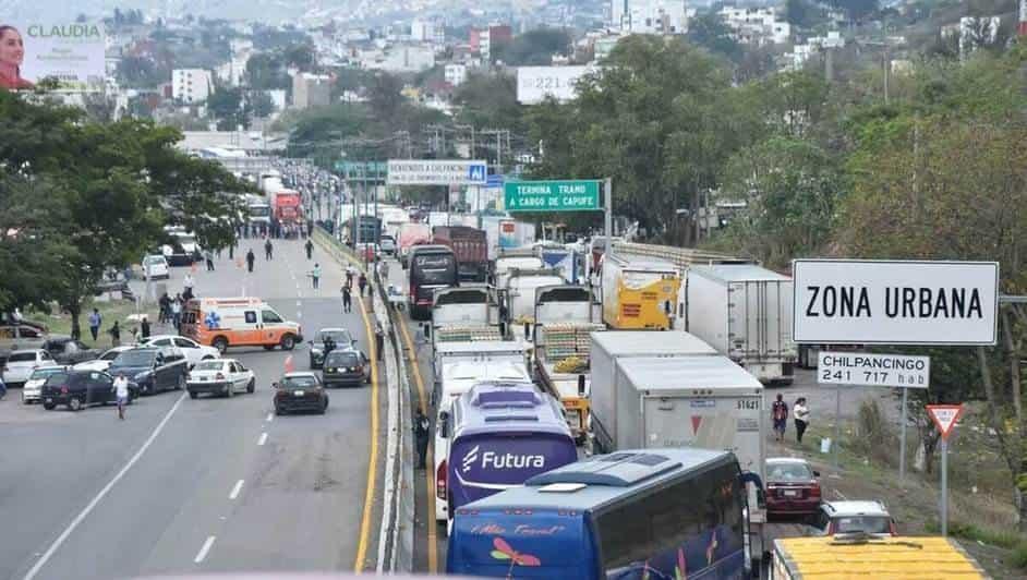 Continúan los bloqueos en la autopista del Sol