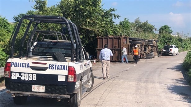 Vuelca tractocamión con toneladas de chatarra en el KM 13.5, en Veracruz | VIDEO