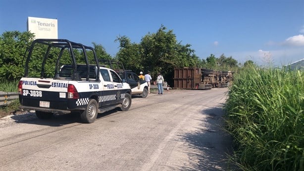 Vuelca tractocamión con toneladas de chatarra en el KM 13.5, en Veracruz | VIDEO