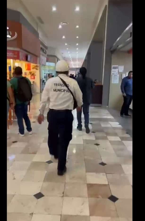 Agente de Tránsito acosa y agrede a discapacitado en Plaza Américas, en Boca del Río | VIDEO