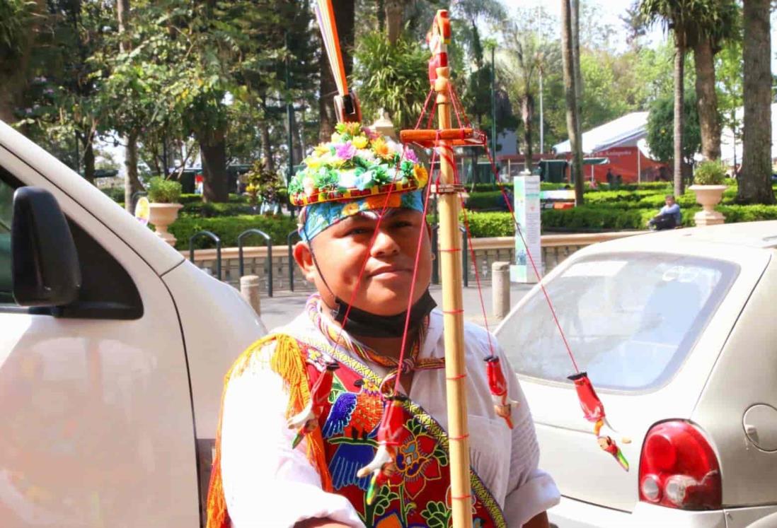 Acudió vestido de volador de Papantla a su graduación para no olvidar de dónde viene