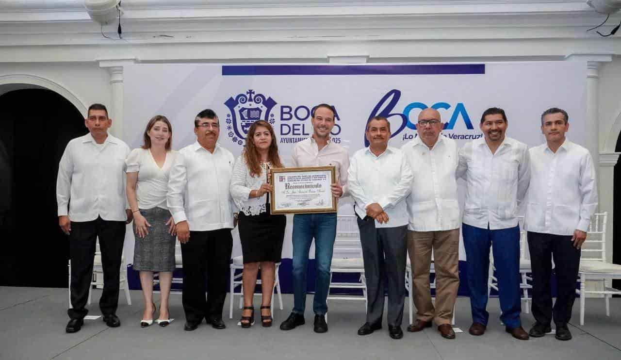 Alcalde de Boca del Río entrega reconocimientos a abogados