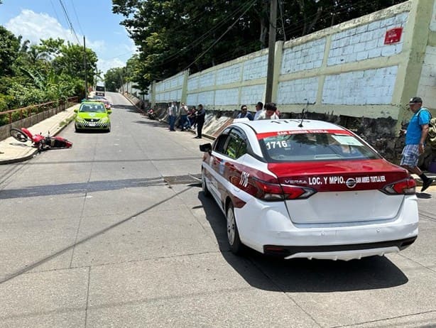 Menor de edad choca con taxi al manejar una motocicleta en calles de San Andrés Tuxtla