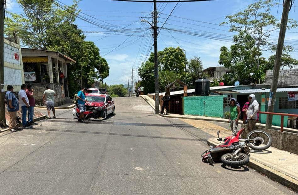 Menor de edad choca con taxi al manejar una motocicleta en calles de San Andrés Tuxtla