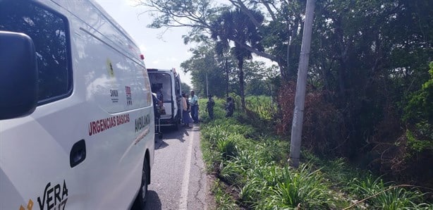 Vuelca automóvil al reventarse una llanta sobre carretera a Cosamaloapan