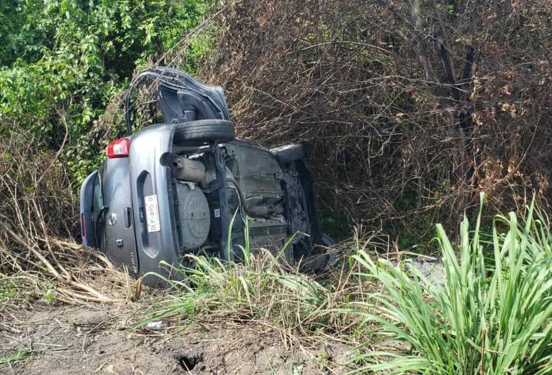 Vuelca automóvil al reventarse una llanta sobre carretera a Cosamaloapan