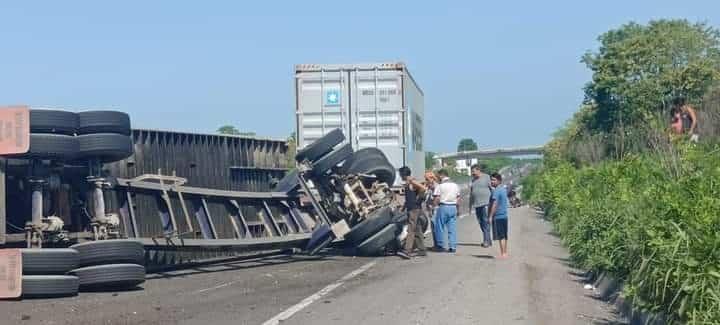 Vuelca tráiler de doble remolque en carretera rumbo a Rinconada