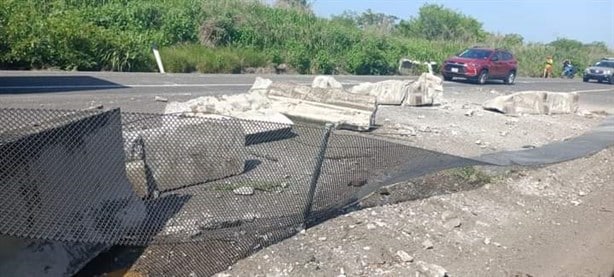 Vuelca tráiler de doble remolque en carretera rumbo a Rinconada