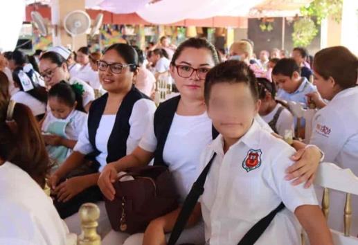 Entregan becas a hijos de trabajadores del sector salud al norte de Veracruz