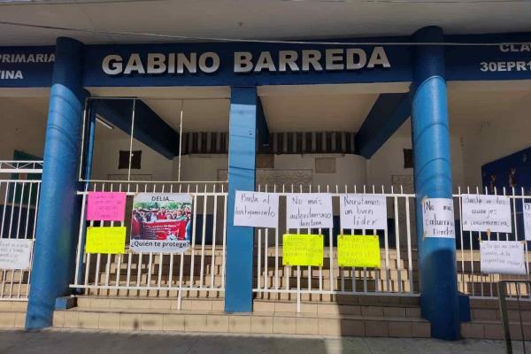 Maestros toman primaria en Orizaba; exigen cese de directora (+Video)