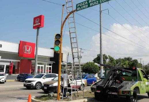 Siguen reparando semáforos en Poza Rica