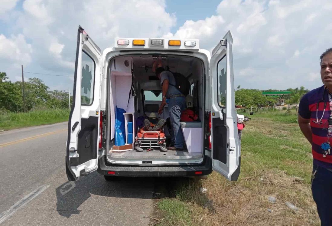 Motociclista se lesiona al chocar con camioneta en Tierra Blanca