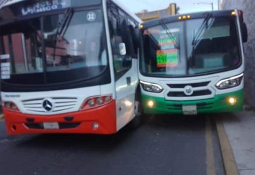 ¡Todo por ganarse el pasaje! Conductores de autobuses ocasionan accidente en Xalapa