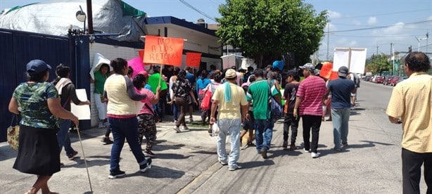Se manifiestan personas de varios municipios en la base de la Policía de Poza Rica
