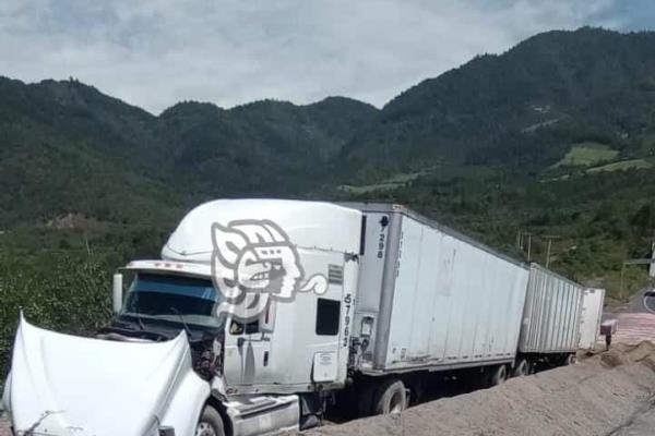 Tractocamión termina en rampa de frenado tras sufrir falla en las Cumbres de Maltrata
