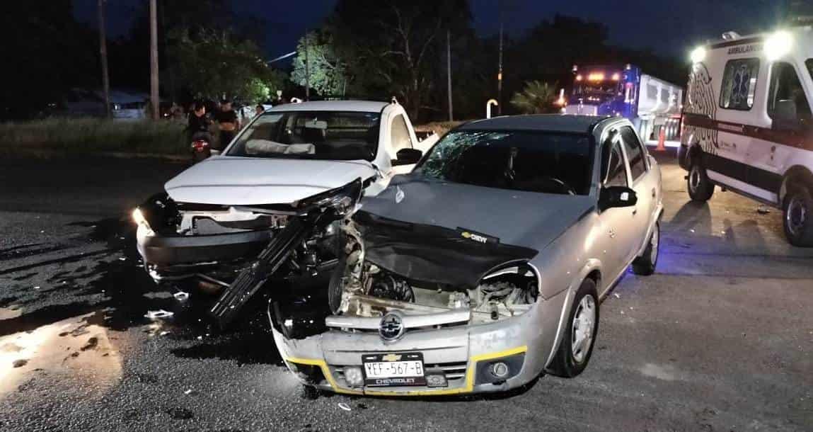 Camioneta choca con automóvil en carretera a Tierra Blanca