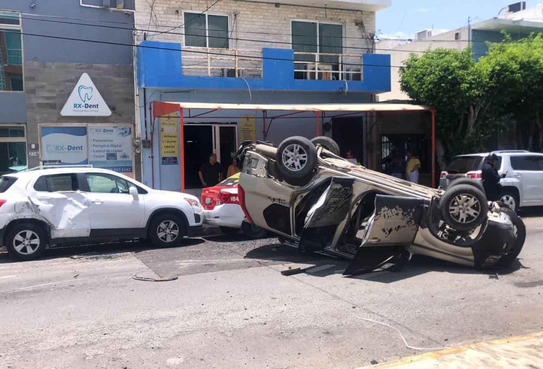 Vuelca camioneta tras choque en fraccionamiento Reforma de Veracruz | VIDEO