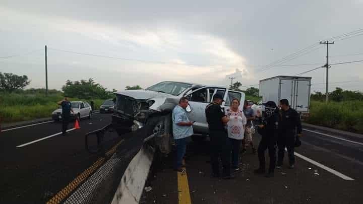 Se estrella camioneta contra muro de concreto en el tramo Xalapa-Veracruz