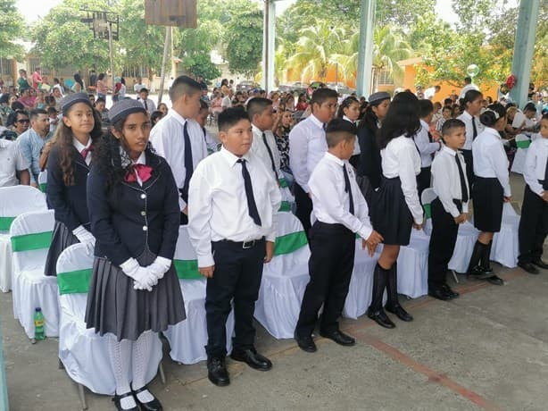 Se gradúan de primaria en Úrsulo Galván; alcalde fue el padrino