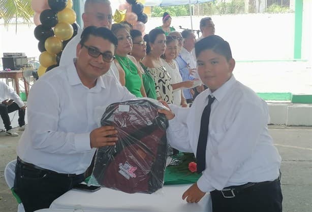 Se gradúan de primaria en Úrsulo Galván; alcalde fue el padrino