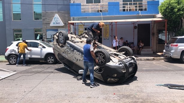 Vuelca camioneta tras choque en fraccionamiento Reforma de Veracruz | VIDEO