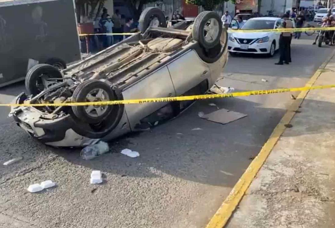 Vuelca vehículo tras chocar contra remolque en bulevar de Cosamaloapan